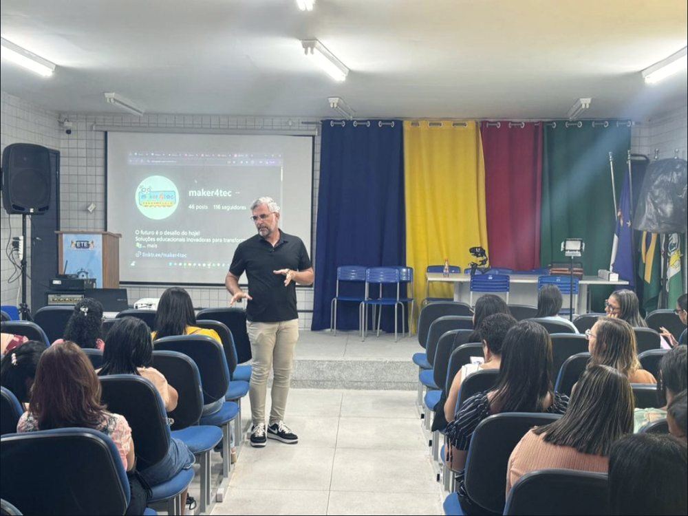 Formação Maker4tec para uma turma de professores em auditório